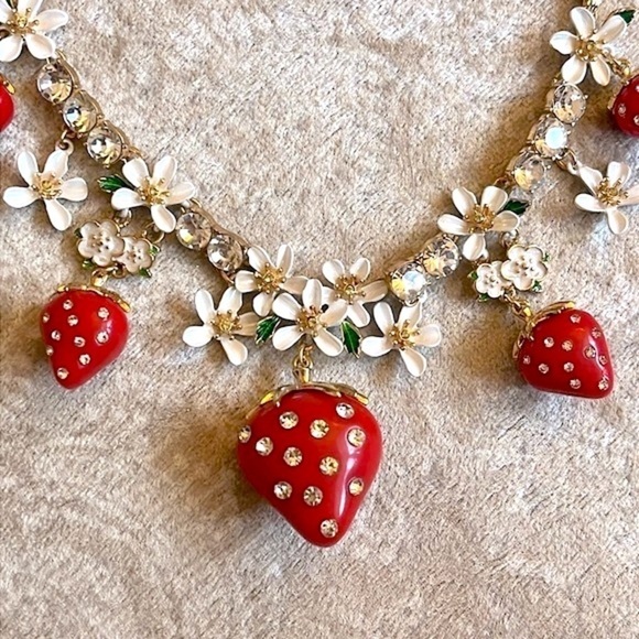 Brand New Betsey Johnson Gold Tone Strawberry Rhinestone Daisy Floral Necklace - Picture 4 of 16